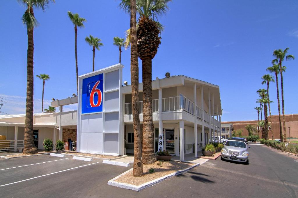 Motel 6 Old town Scottsdale Fashion Square photo