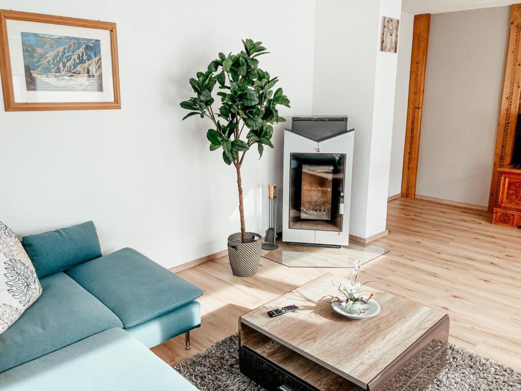 salon z kanapą i kominkiem w obiekcie Ferienwohnung Olympia Axams w mieście Innsbruck