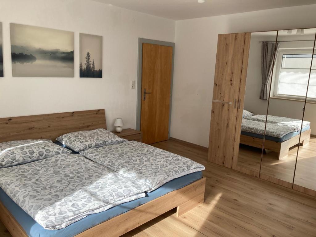 sypialnia z 2 łóżkami i dużym oknem w obiekcie Ferienwohnung Olympia Axams w mieście Innsbruck