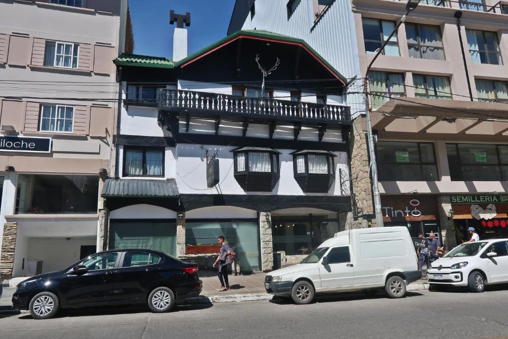 a group of cars parked in front of a building at Hotel Nórdico by Nordic in San Carlos de Bariloche