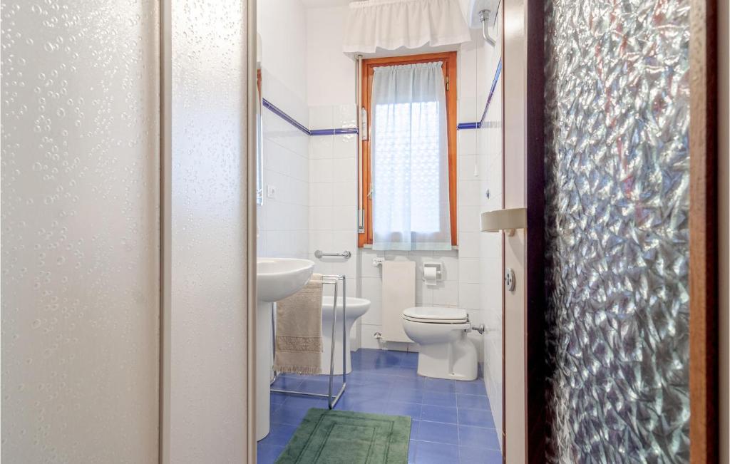 Kúpeľňa v ubytovaní 1 Bedroom Lovely Apartment In Rapallo