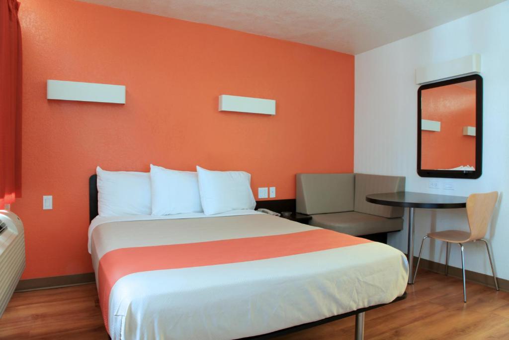 Motel 6 Old town Scottsdale Fashion Square photo