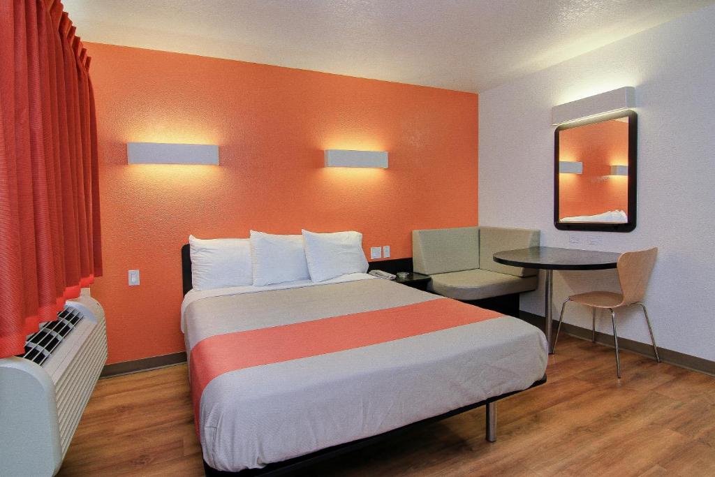 Motel 6 Old town Scottsdale Fashion Square photo