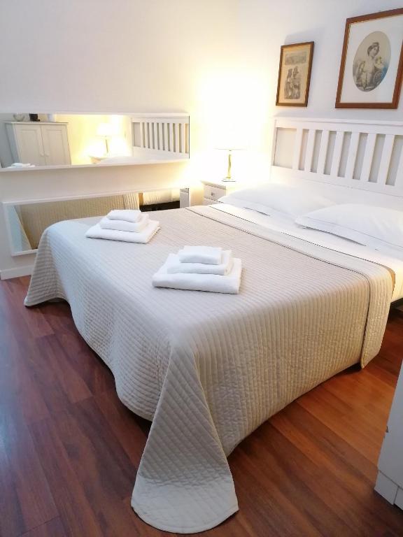 A bed or beds in a room at Romebest