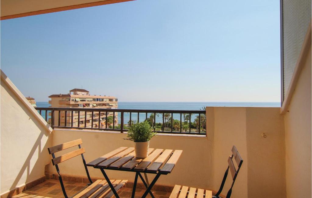 Stunning Apartment In Torrevoieja-la Mata With 2 Bedrooms And Wifiにあるバルコニーまたはテラス