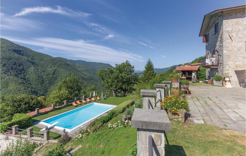 a swimming pool in a yard next to a building at Casa Di Ettore in Comano