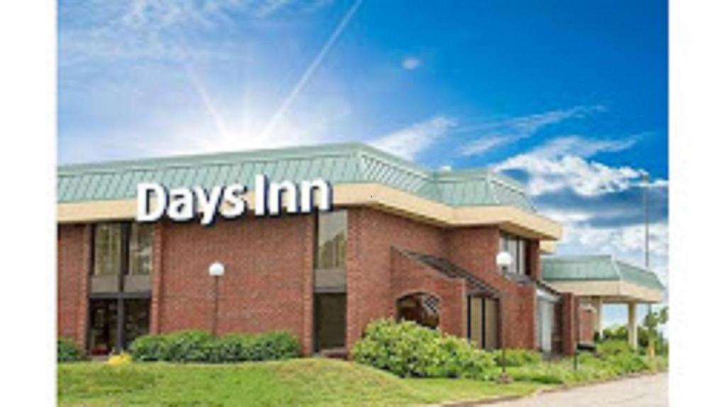 un edificio con las palabras días posada en él en Days Inn by Wyndham Rolla, en Rolla