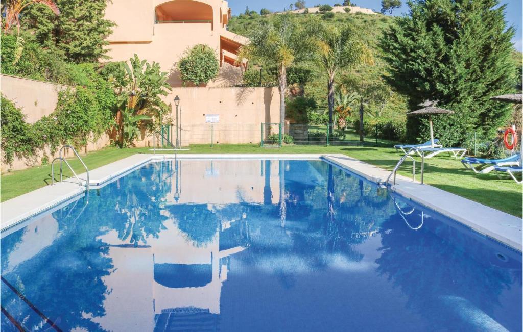 Bazén v ubytovaní Cozy Apartment In Marbella With Wifi alebo v jeho blízkosti