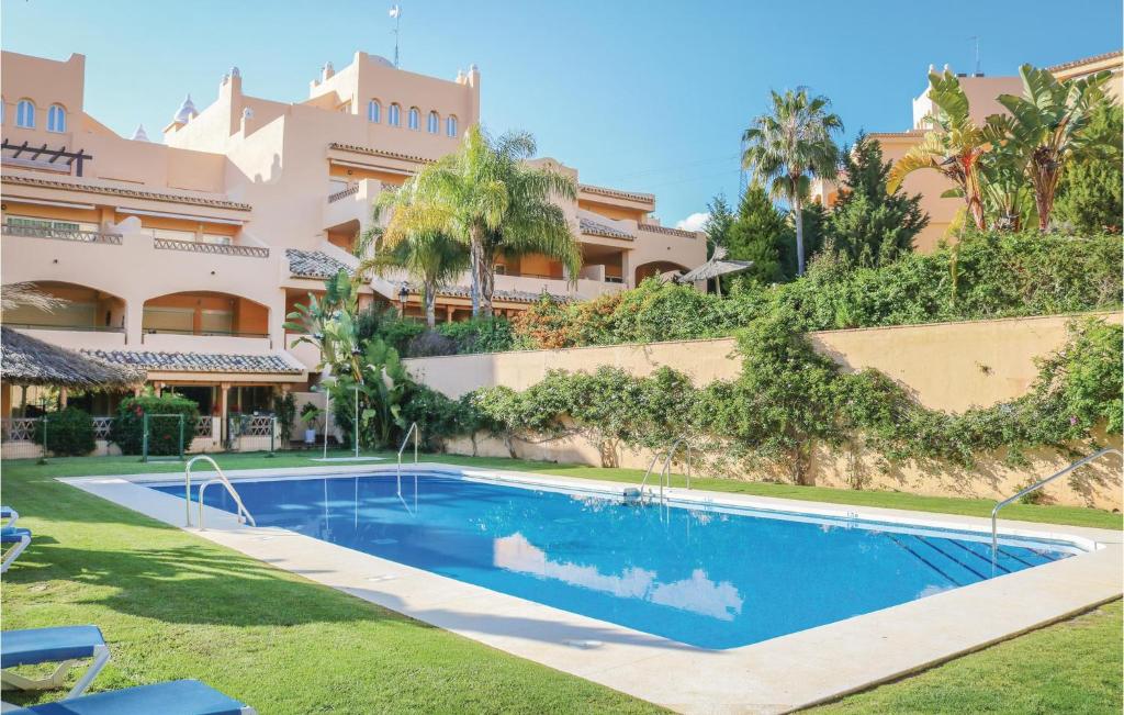 Bazén v ubytovaní Cozy Apartment In Marbella With Wifi alebo v jeho blízkosti