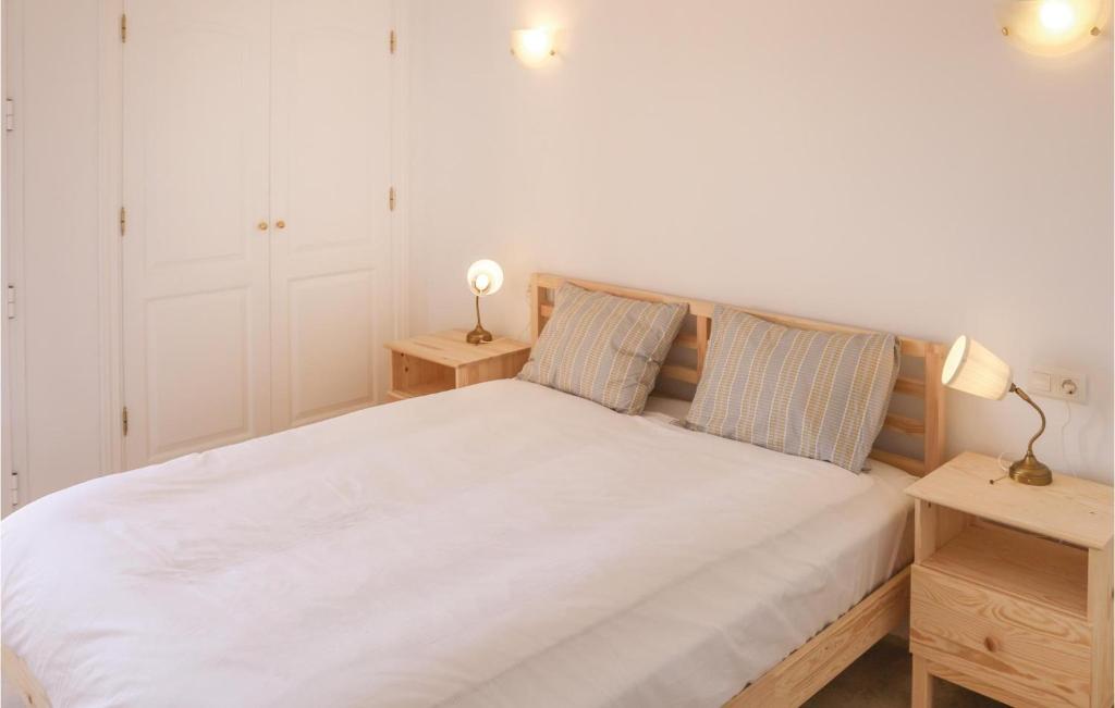 Posteľ alebo postele v izbe v ubytovaní Cozy Apartment In Marbella With Wifi