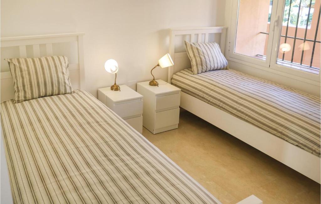 Posteľ alebo postele v izbe v ubytovaní Cozy Apartment In Marbella With Wifi