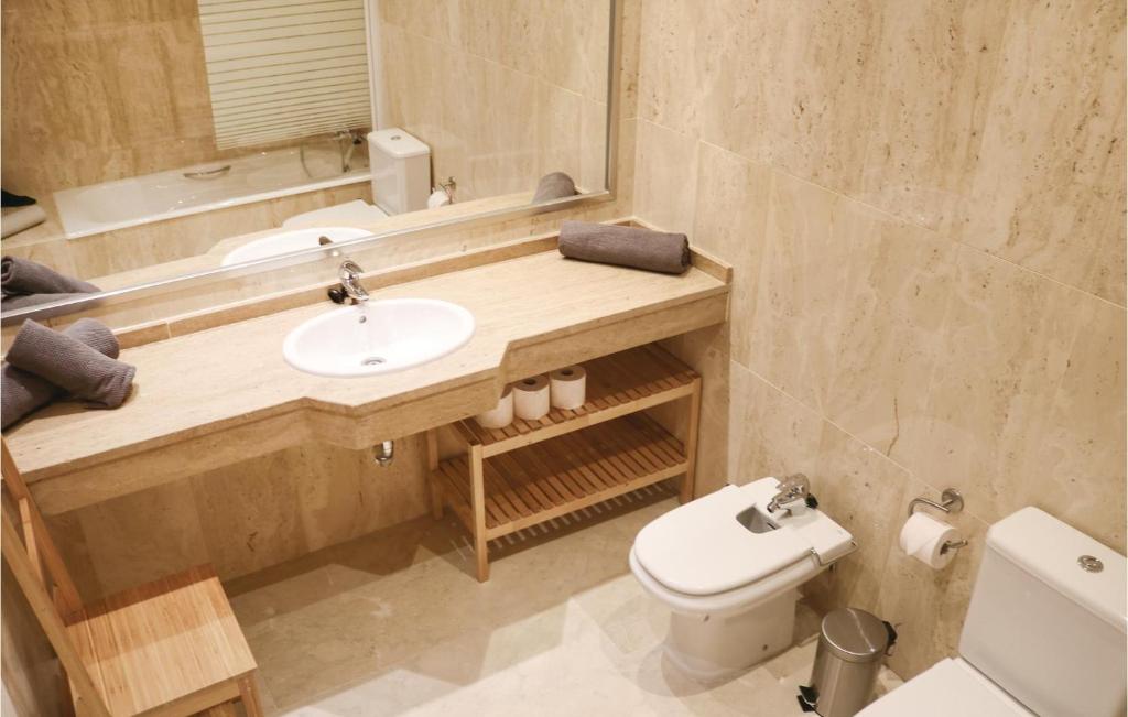 Kúpeľňa v ubytovaní Cozy Apartment In Marbella With Wifi