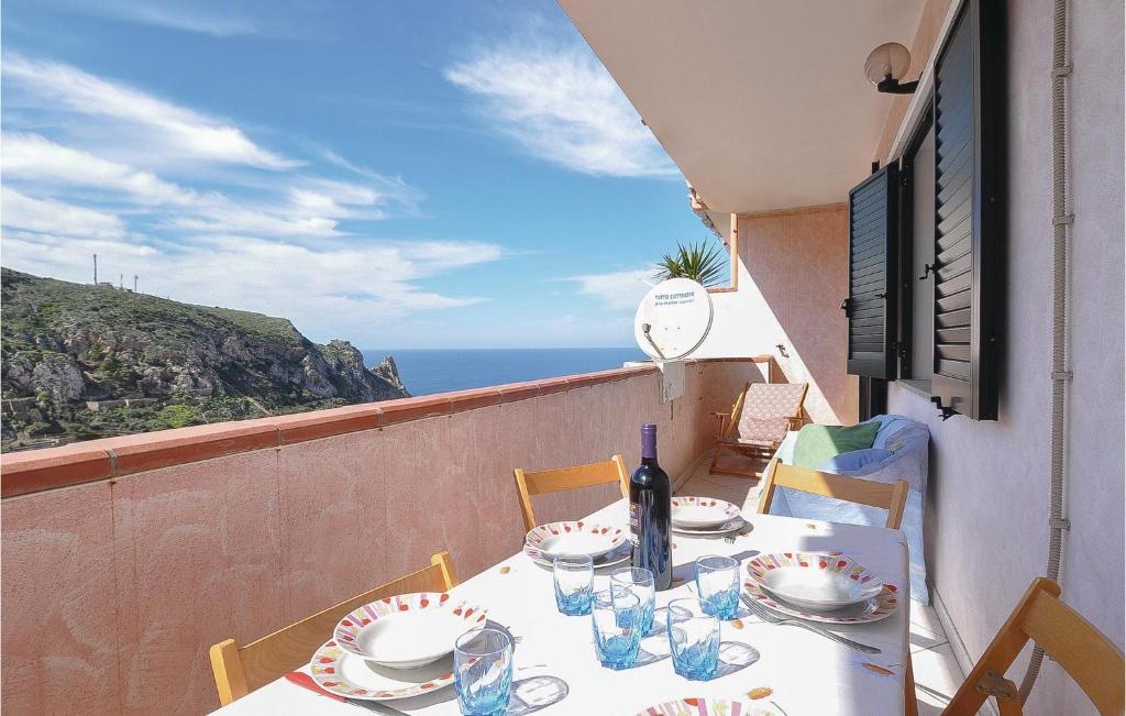 stół i krzesła z widokiem na ocean w obiekcie Casa Sole Rosso w mieście Buggerru