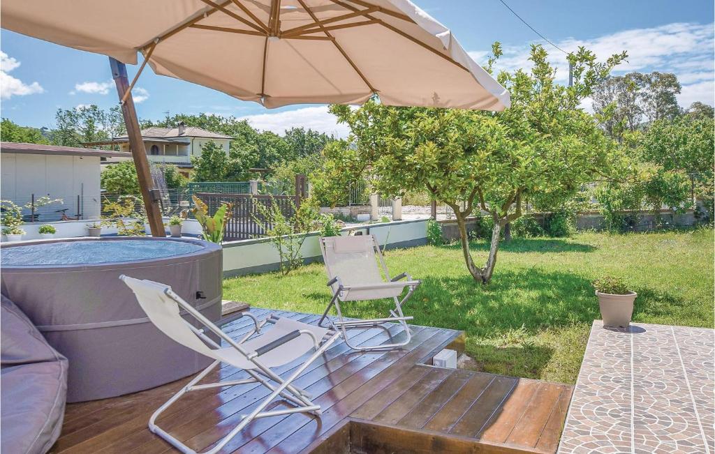 eine Terrasse mit 2 Stühlen und einem Sonnenschirm in der Unterkunft Relax Vacanze Il Mandarino in Castellabate