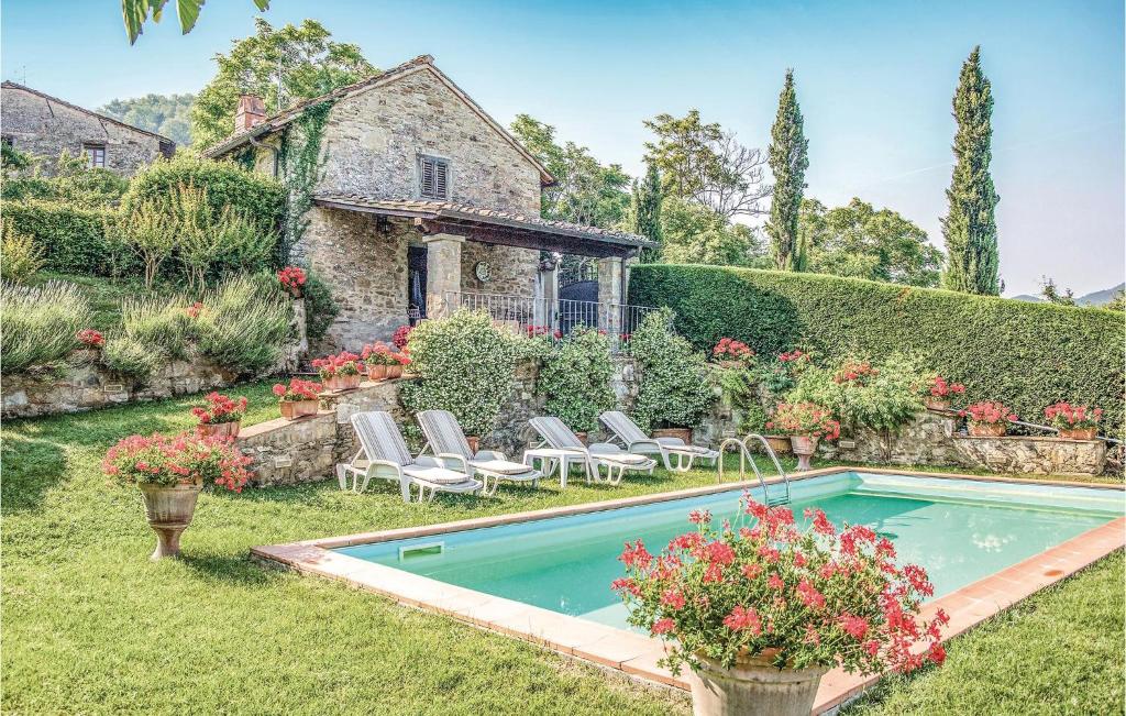 a swimming pool in the yard of a house at Vista San Lorenzo in Ampinana