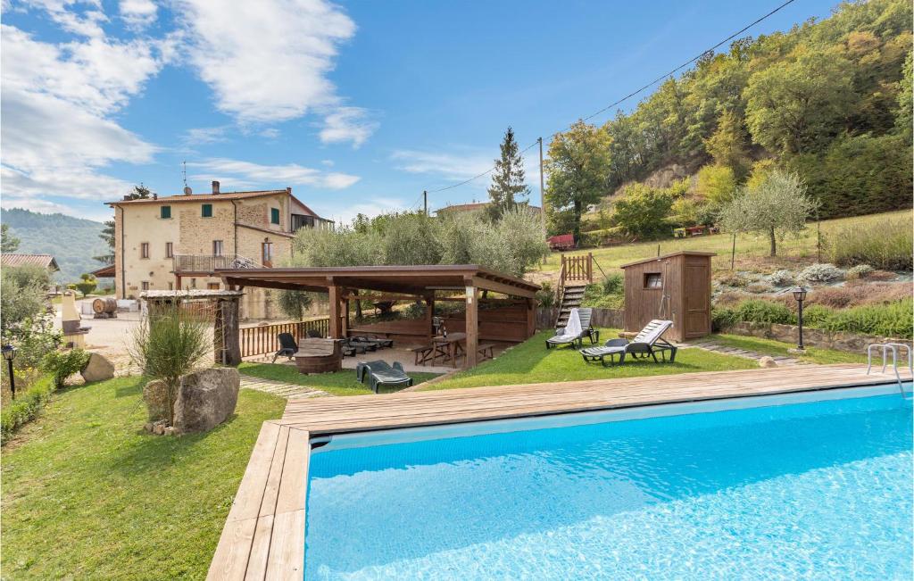 eine Villa mit einem Pool und einem Haus in der Unterkunft Nice Apartment In Citt Di Castello Pg With 4 Bedrooms, Wifi And Outdoor Swimming Pool in Lerchi