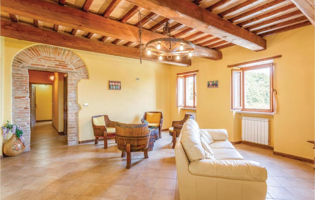 salon z kanapą i stołem w obiekcie Nice Apartment In Città Di Castello Pg w mieście Lerchi