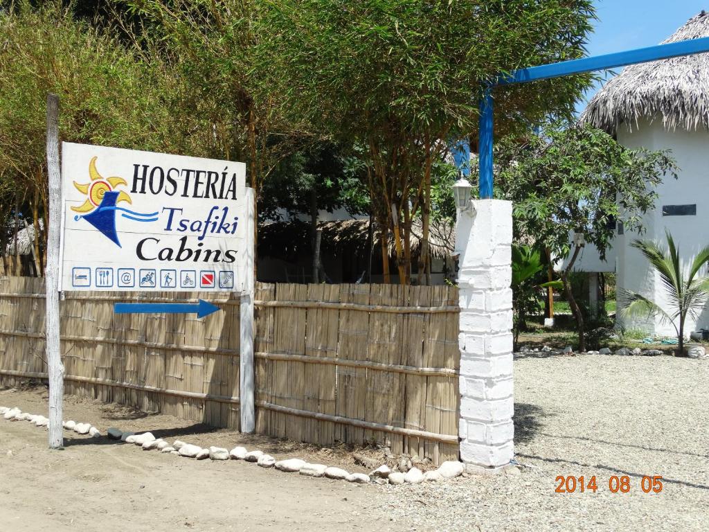 ein Schild auf einem Zaun mit einem hotelaciaho kolla calints in der Unterkunft Hosteria Tsafiki in Puerto López