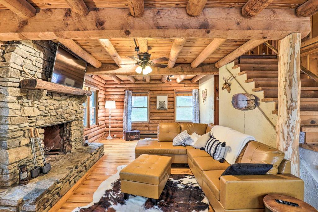Waynesville Cabin with Grill, Fire Pit, and Hot Tub! 휴식 공간