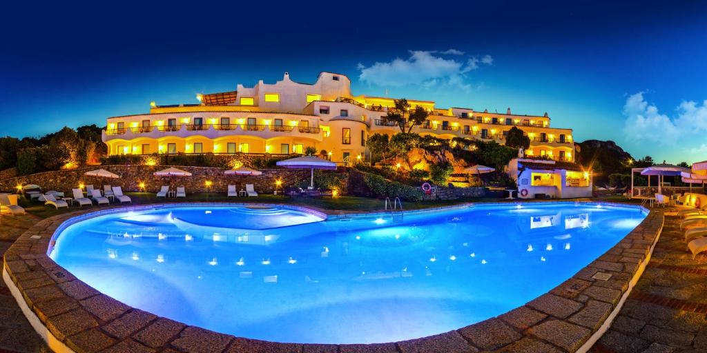 uma grande piscina em frente a um edifício em Hotel Luci di la Muntagna em Porto Cervo