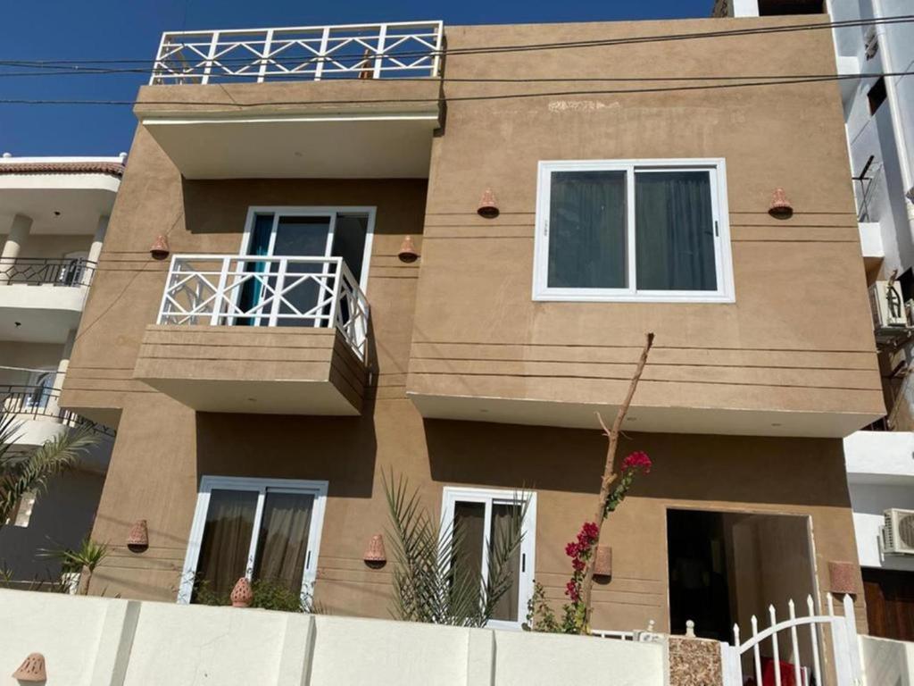 brązowy budynek z balkonem na boku w obiekcie Maryland Guest House w mieście Luksor