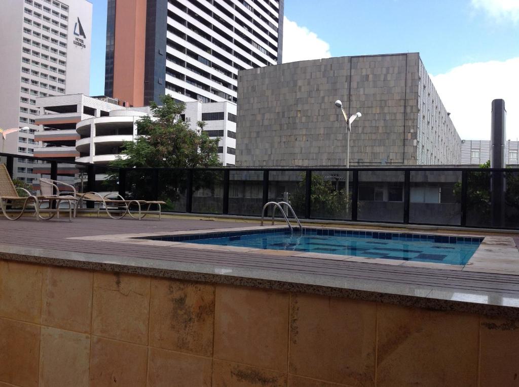 una piscina en medio de una ciudad en Flats Praia Mansa, en Fortaleza