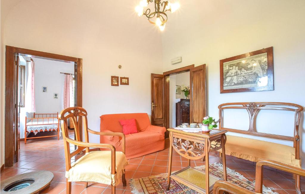 Część wypoczynkowa w obiekcie Nice Home In Raccuja With Kitchen