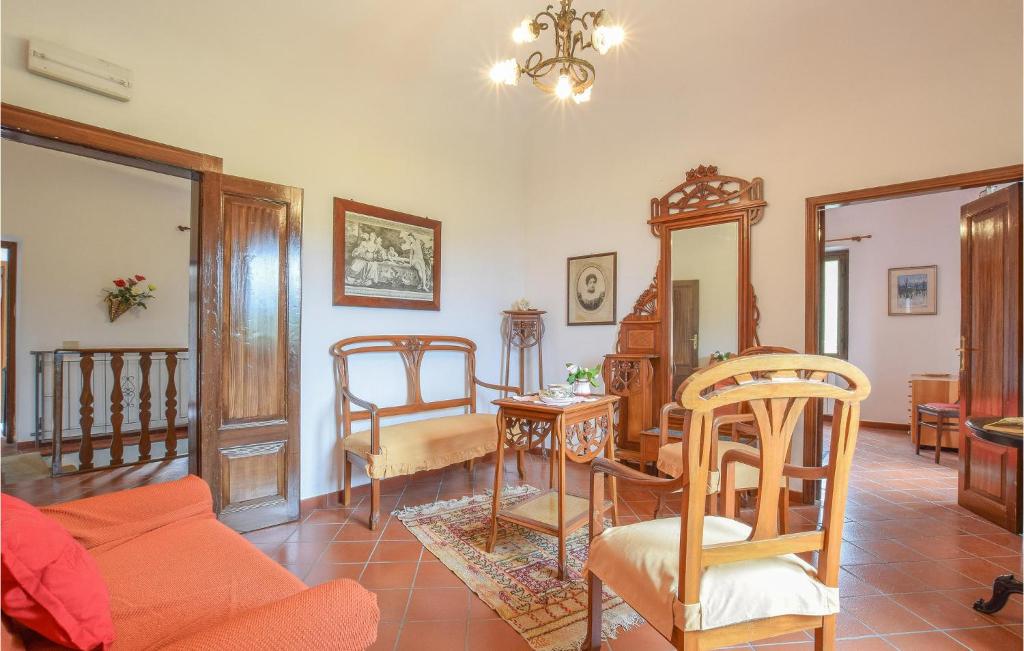 Część wypoczynkowa w obiekcie Nice Home In Raccuja With Kitchen