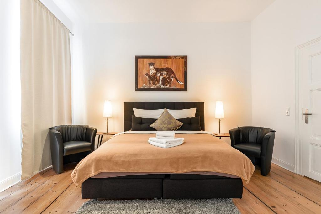 Un pat sau paturi într-o cameră la Appartements an der Therme