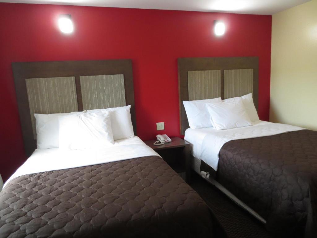 Postel nebo postele na pokoji v ubytování Brick Motor Inn