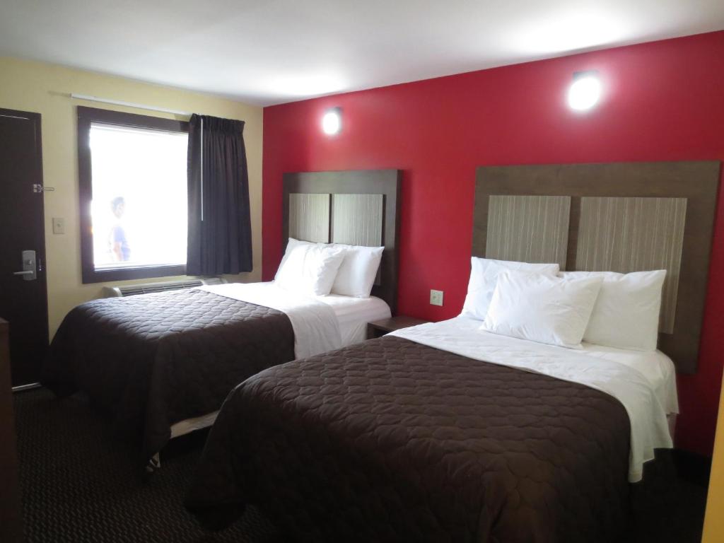 Postel nebo postele na pokoji v ubytování Brick Motor Inn