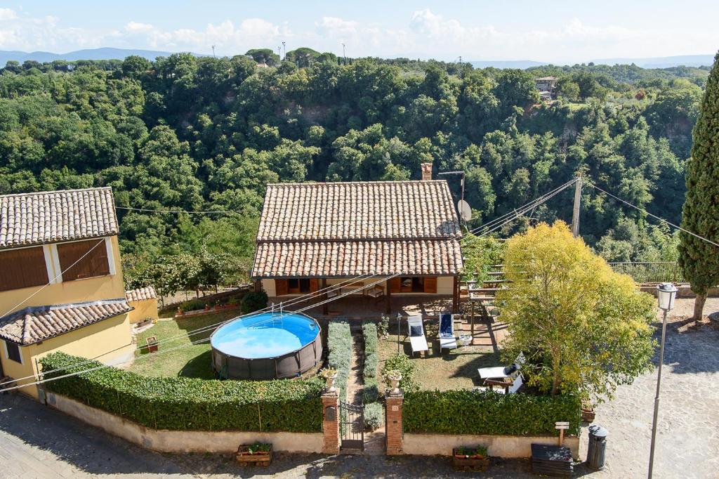 an aerial view of a house with a swimming pool at Villa Raniero Gatti in San Michele in Teverina