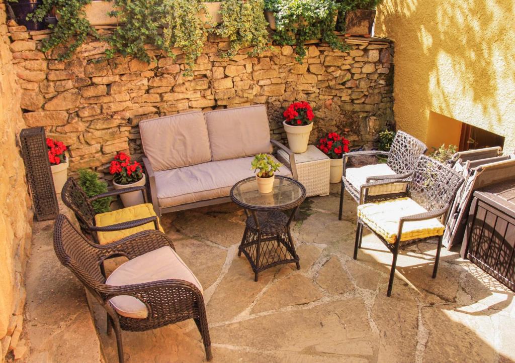 un patio con sofá, sillas y mesa en Casa rural Ezkonberri, en Unzué