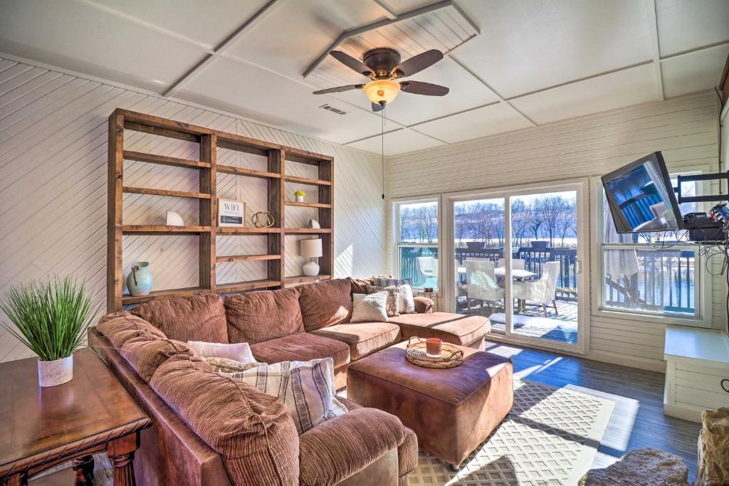 sala de estar con sofá y ventilador de techo en Fish House with Deck, Fire Pit and River Views, en Cotter