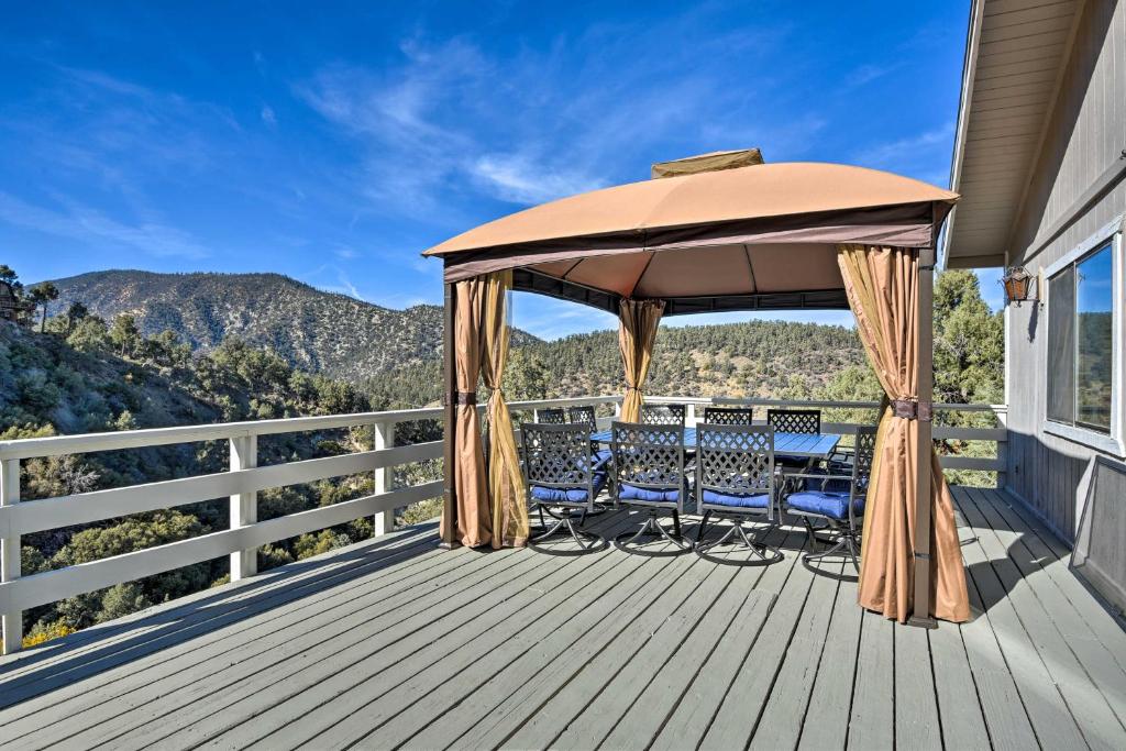 Luxe Escape with Decks, Mtn Views, Game Room!, Frazier Park Updated