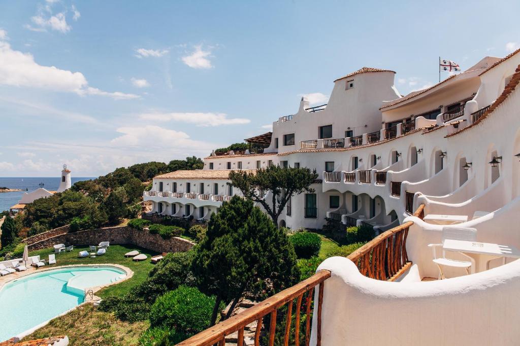 Bazén v ubytovaní Hotel Luci di la Muntagna alebo v jeho blízkosti