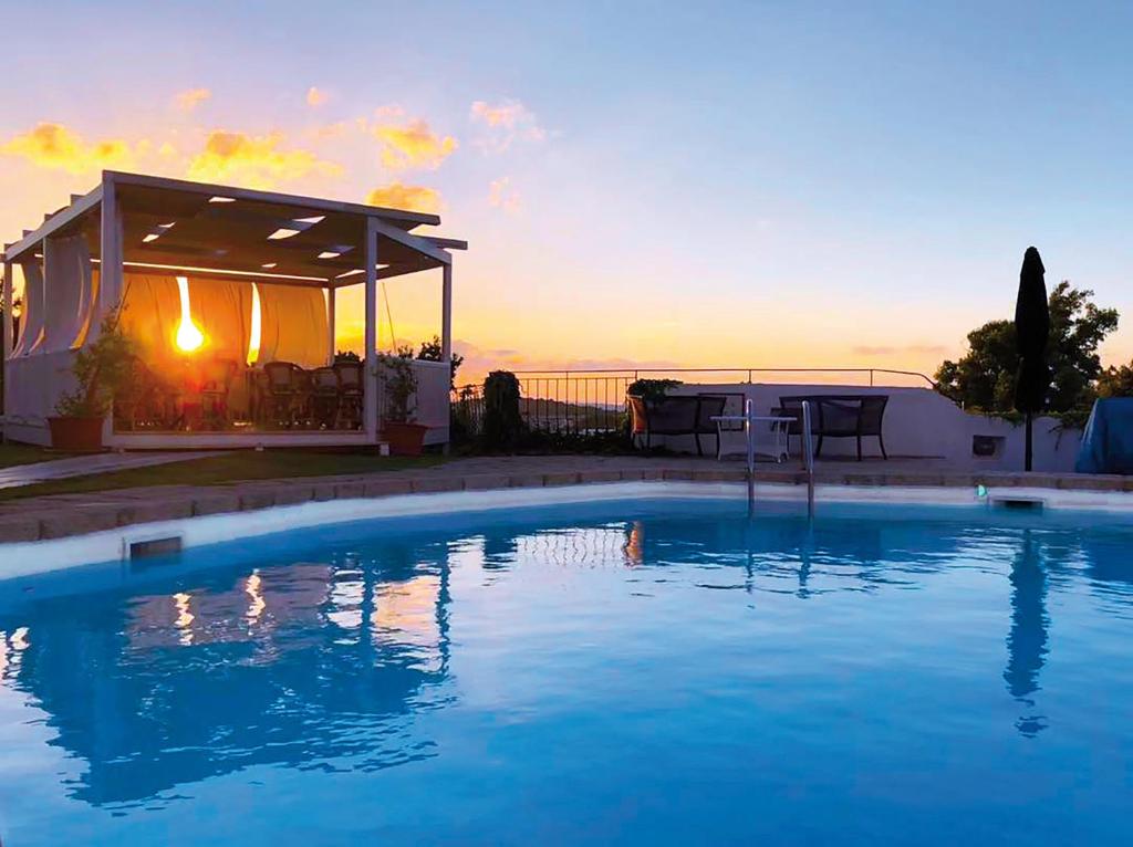 Bazén v ubytovaní Hotel Luci di la Muntagna alebo v jeho blízkosti