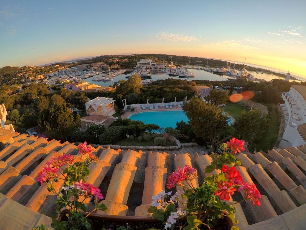 Bazén v ubytovaní Hotel Luci di la Muntagna alebo v jeho blízkosti