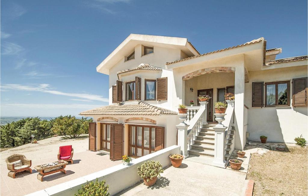 une maison avec vue sur l'océan dans l'établissement Stunning Home In Sennori -ss- With Kitchen, à Sennori