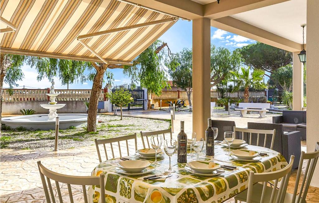A restaurant or other place to eat at Villa Natalia