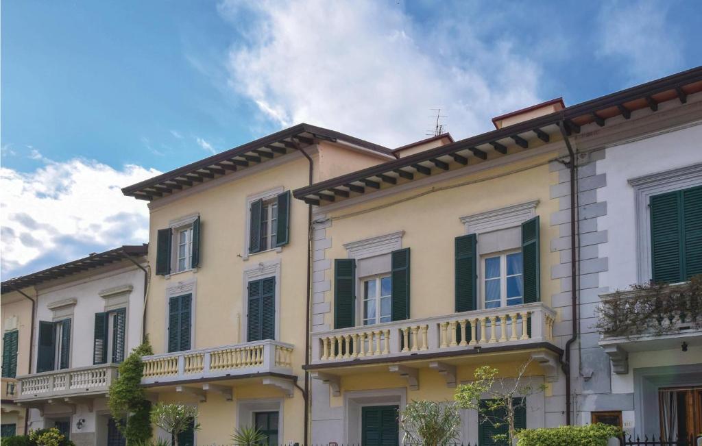 una fila di case con balconi sopra di Casa Virgilio a Viareggio