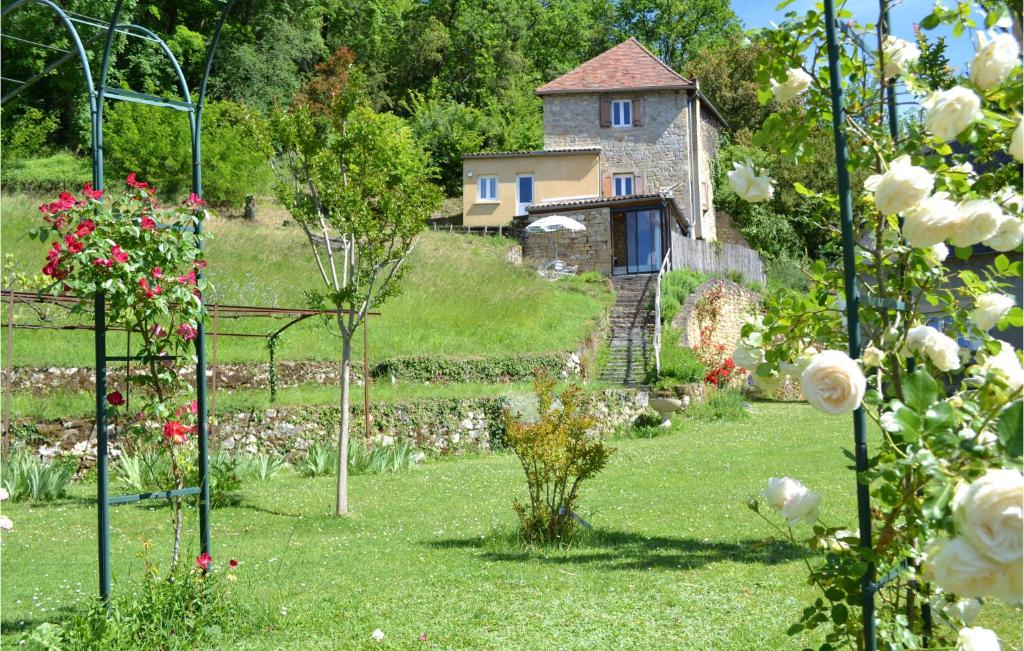 un jardín con una casa en el fondo en Awesome Home In Cnac-et-saint-julien With Kitchen, en Cénac-et-Saint-Julien