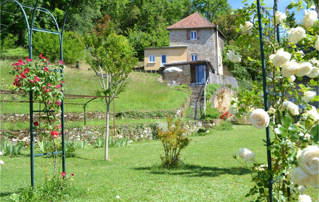 a garden with a house in the background at Stunning Home In Cénac-Et-Saint-Julien in Cénac-et-Saint-Julien