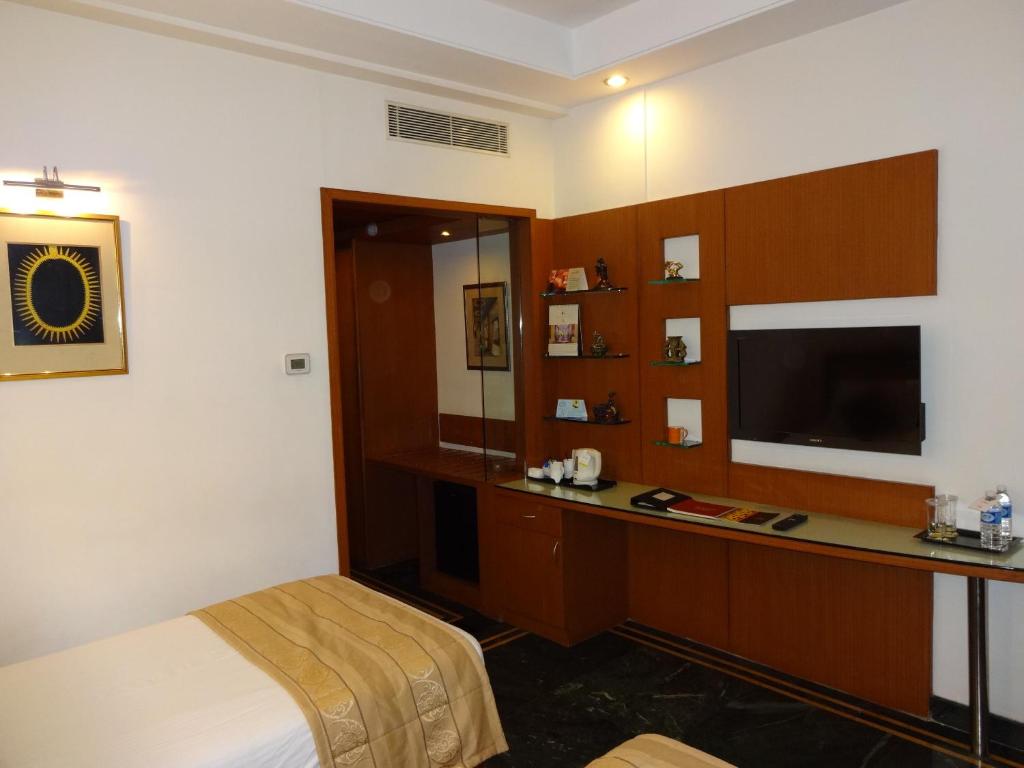TV a/nebo společenská místnost v ubytování Regency Madurai by GRT Hotels