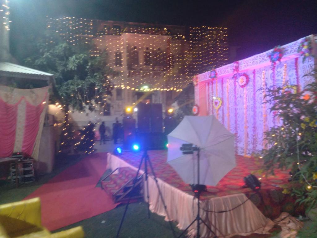 vista su un palco con ombrello di notte di Hotel Radhika Haveli, Mandawa a Mandawa