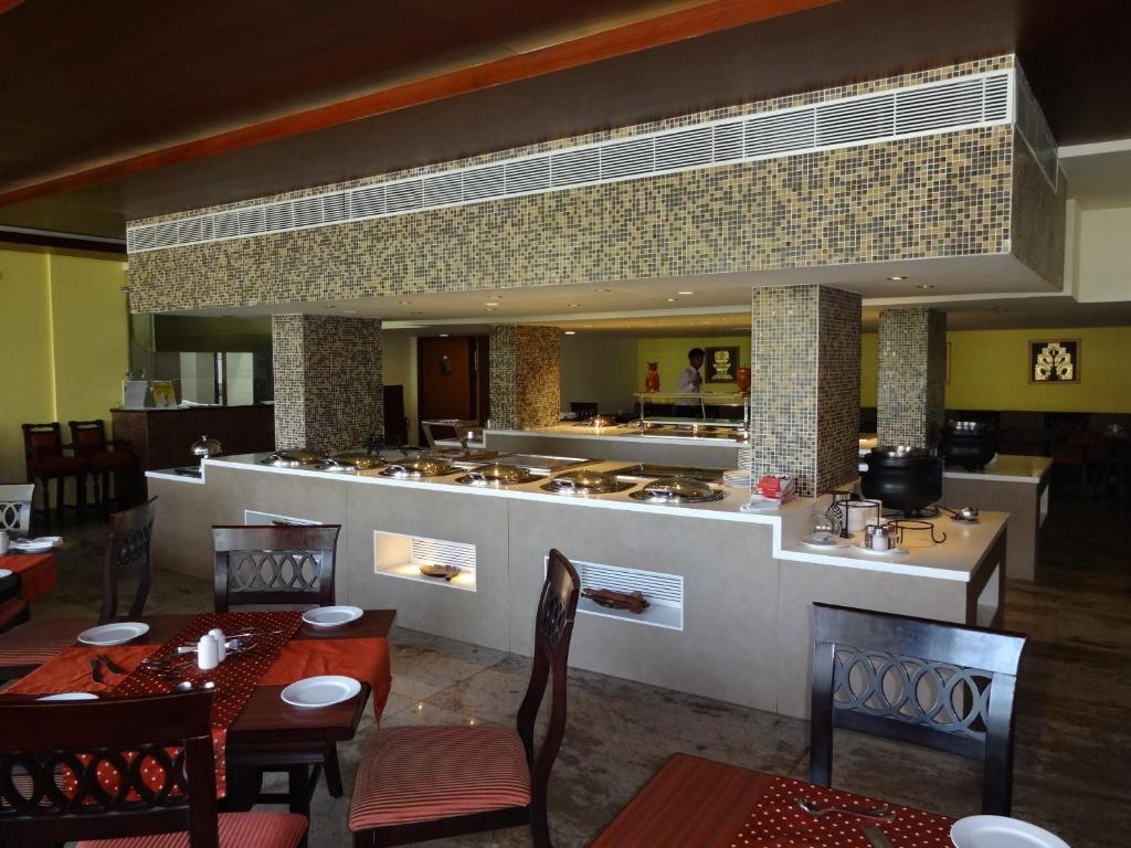 Restaurace v ubytování Regency Madurai by GRT Hotels
