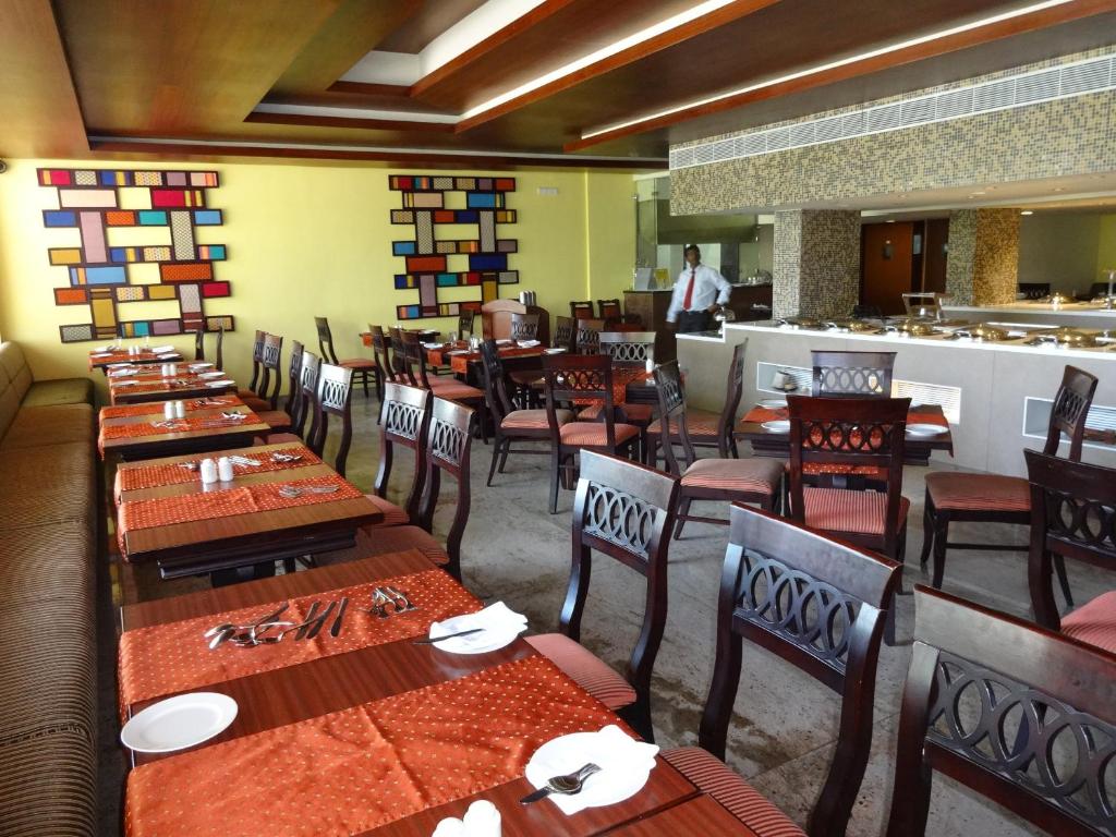 Restaurace v ubytování Regency Madurai by GRT Hotels