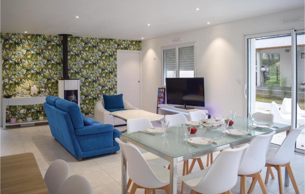 sala de estar con mesa de comedor y sillas en 3 Bedroom Beautiful Home In Matignon, en Matignon