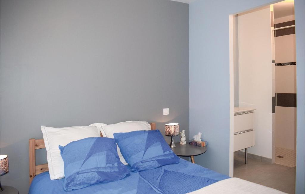 Cama o camas de una habitaci&oacute;n en 3 Bedroom Beautiful Home In Matignon