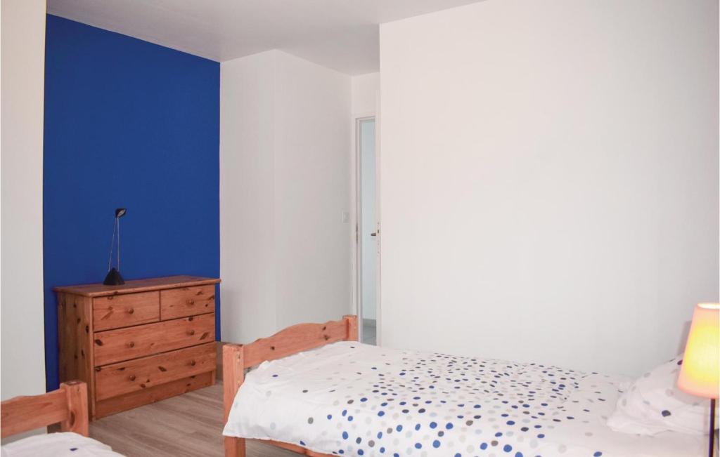 Cama o camas de una habitaci&oacute;n en 3 Bedroom Beautiful Home In Matignon